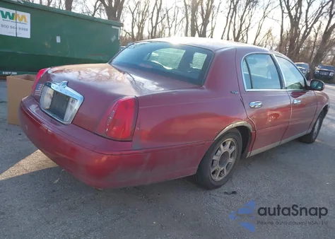 2000 Lincoln Town Car Signature из США, поврежденный, VIN 1LNHM82W3YY902724